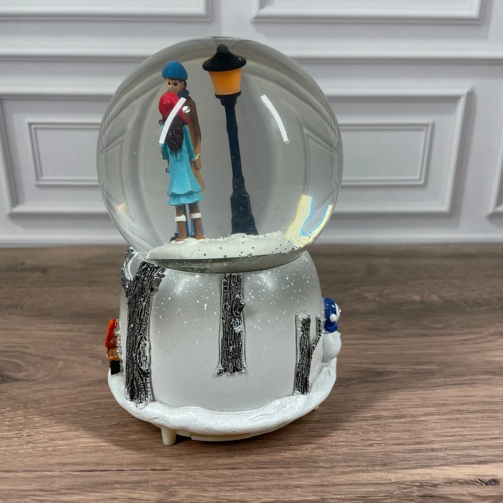 Romantic Couple Snow Globe Musical Light Up‎ Winter Scene Snowman Christmas Gift